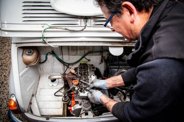 Especialista trabajando en conversión eléctrica